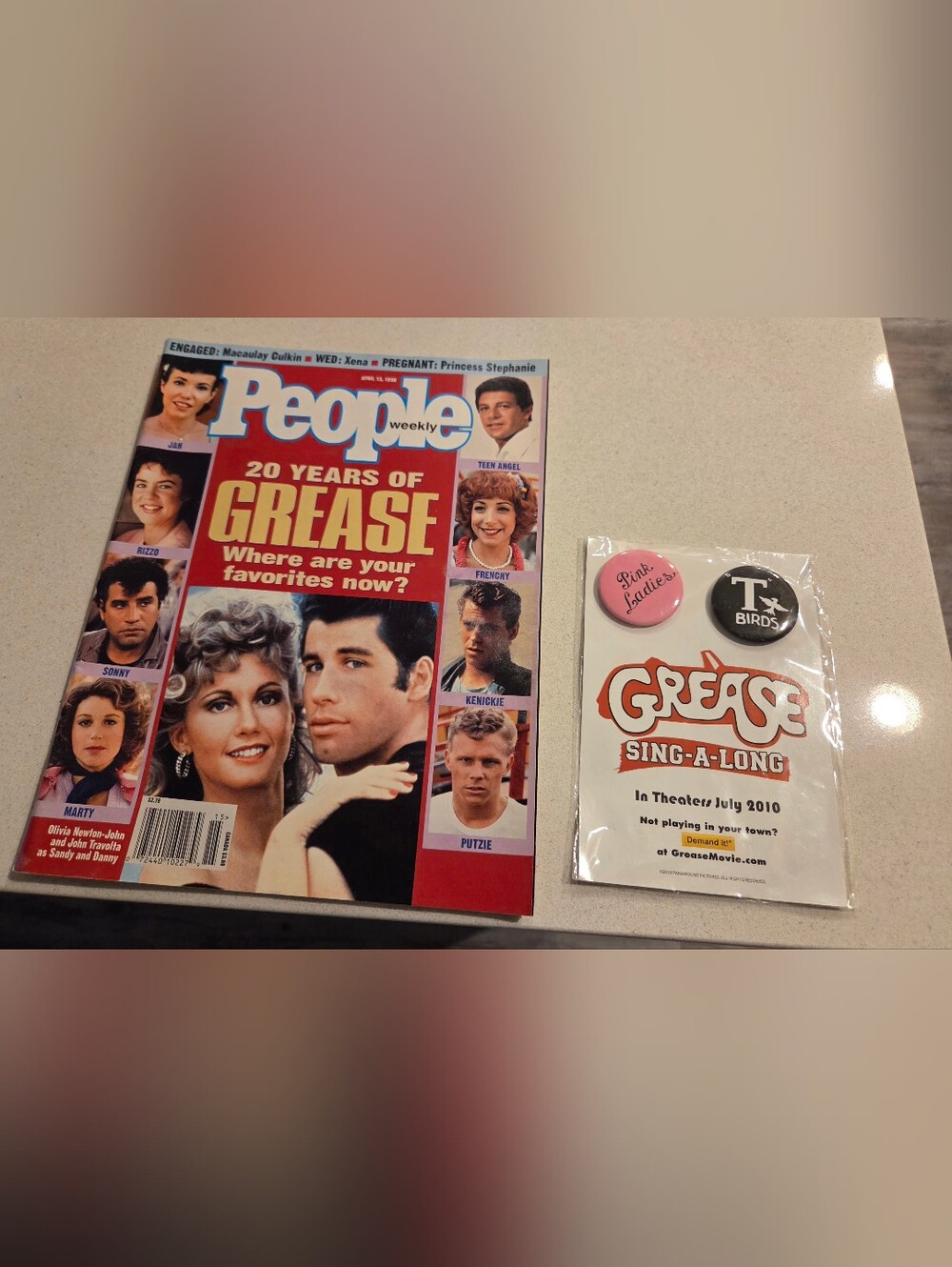 Grease Movie Commemorative Magazine And Pins